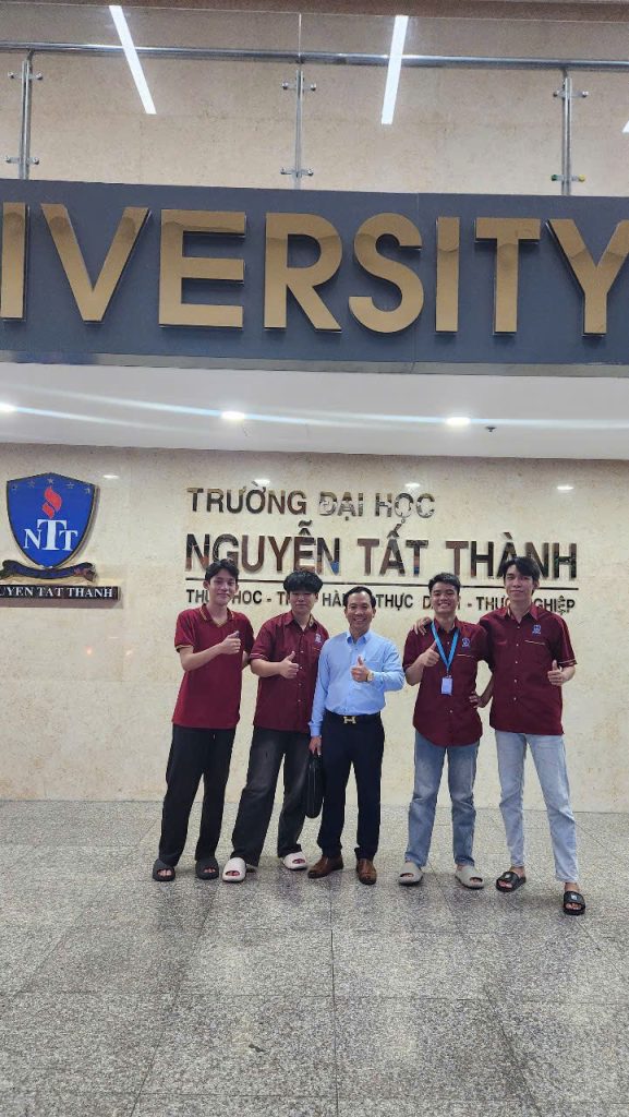 Ảnh 4: Chủ tịch Mai Tiến Luật tại Đại học Nguyễn Tất Thành