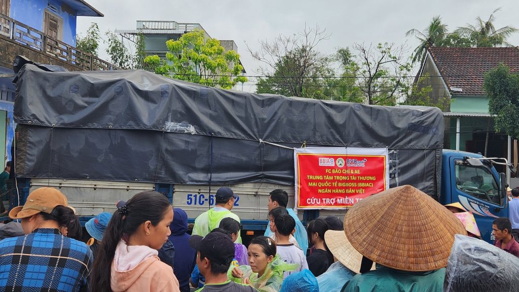 BBIAC phoi hop CLB Bao chi AE keu goi thien nguyen vi mien trung than yeu