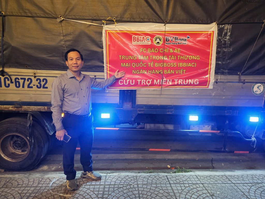 BBIAC phoi hop CLB Bao chi AE keu goi thien nguyen vi mien trung than yeu 2