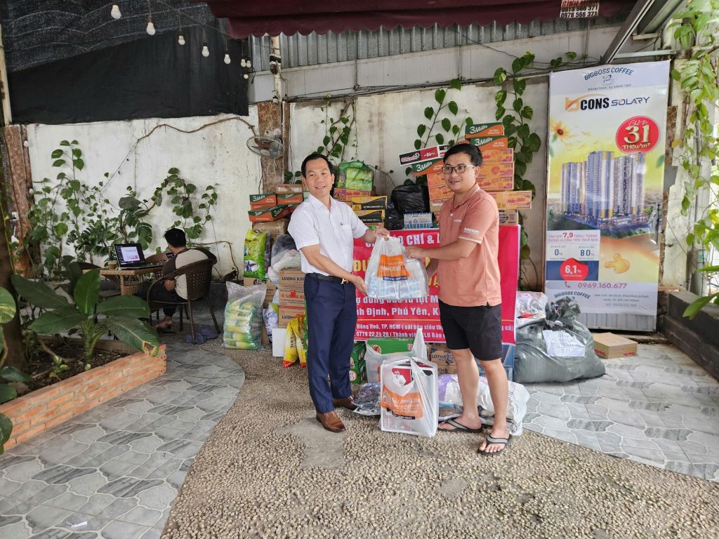 BBIAC phoi hop CLB Bao chi AE keu goi thien nguyen vi mien trung than yeu 3